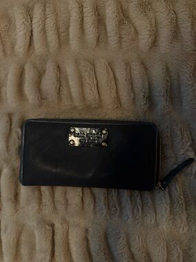 kate spade black leather zip-around wristlet wallet with gold plaque